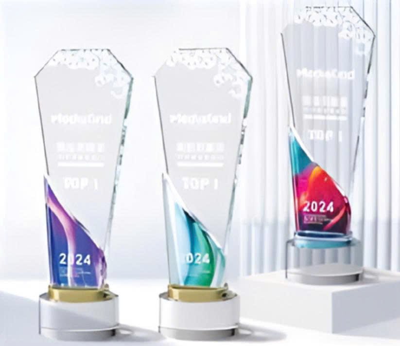 Cúp “Vầng Sáng Vinh Quang”